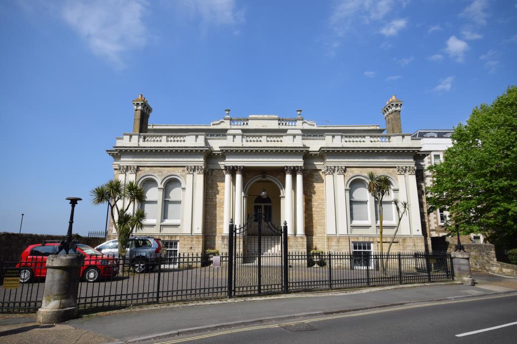 Lot: 47 - FREEHOLD FOUR STOREY WATERFRONT BUILDING WITH POTENTIAL - Library picture from St Thomas Street